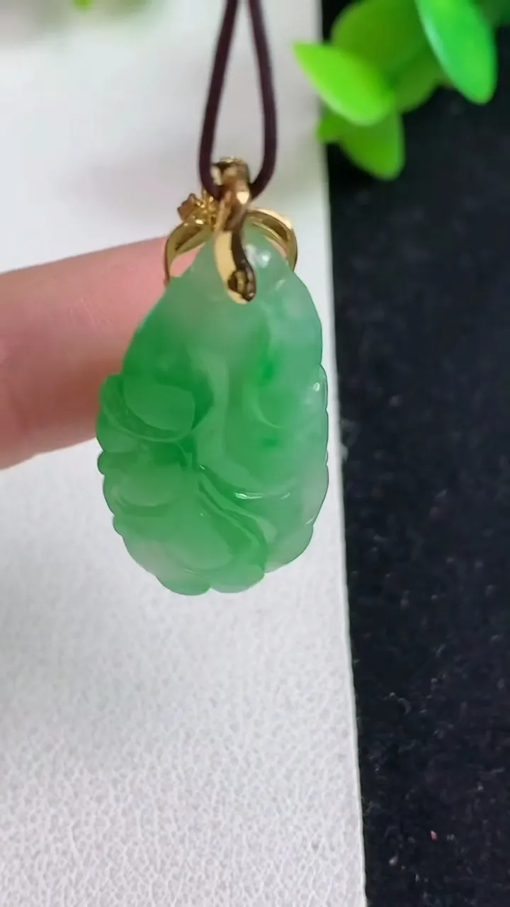 天然A货翡翠白菜吊坠，尺寸31-15.5-8，重量:6.94g
5月21日