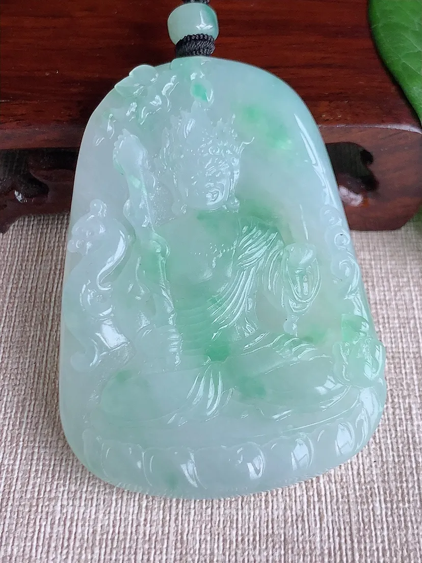 天然A货翡翠飘绿不动明王吊坠尺寸66.8×47×8m量60.88g 0520