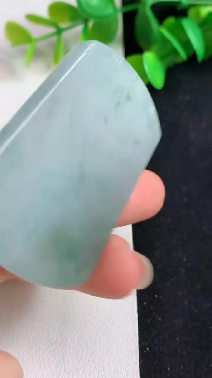 天然A货翡翠飘花仿古无事牌吊坠，尺寸49.8-34.3-6，重量:30.28g
5月21日