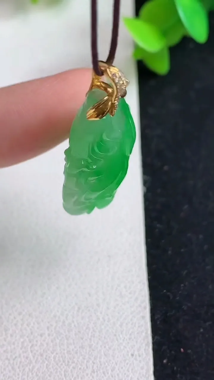 天然A货翡翠白菜吊坠，尺寸31-15.5-8，重量:6.94g
5月21日