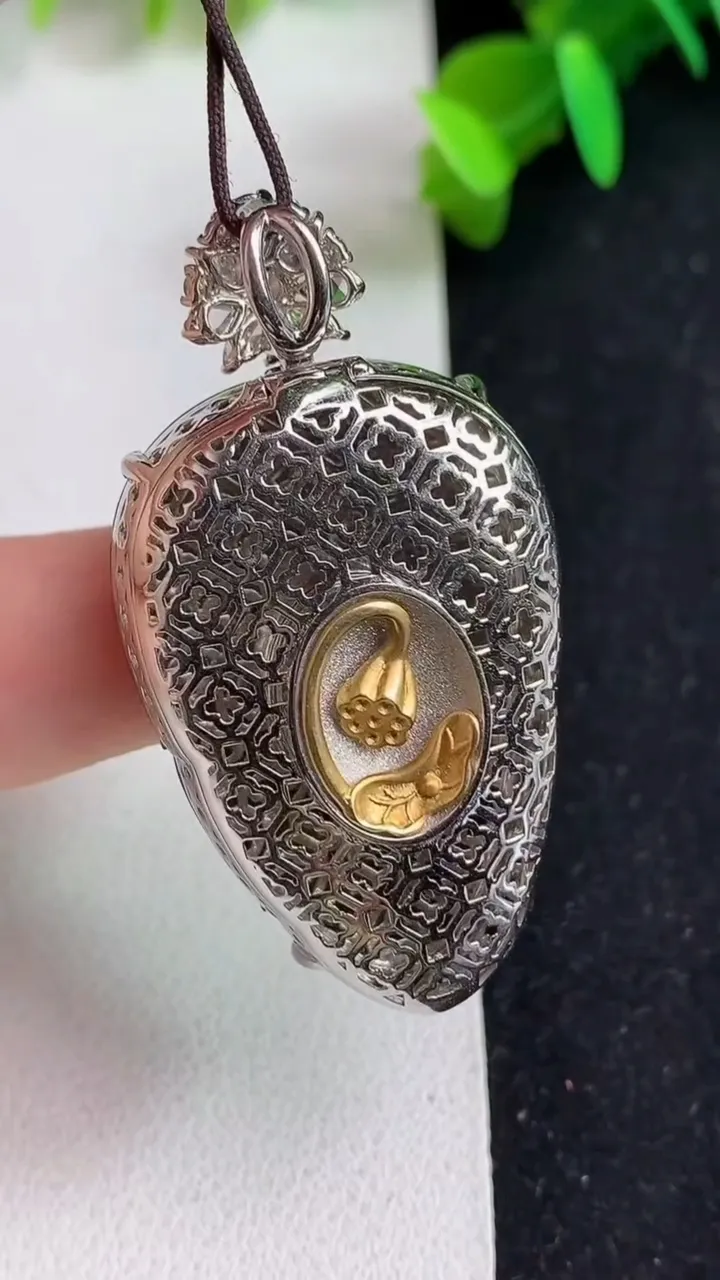 天然A货翡翠金枝玉叶 叶子吊坠，尺寸36.8-25.7-11.3，重量:15.04g
5月21日