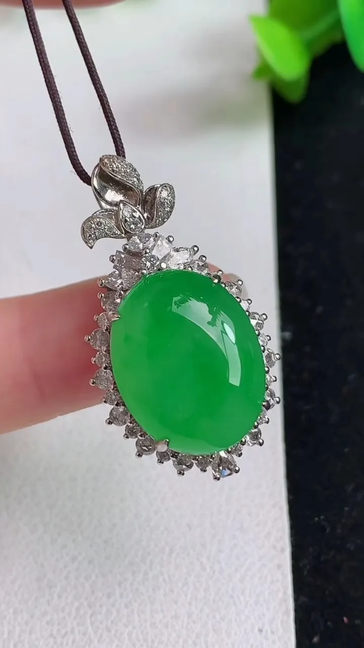 天然A货翡翠蛋面吊坠，尺寸32.6-18.2-13，裸石17.7-13.7，重量:9.35g
5月2