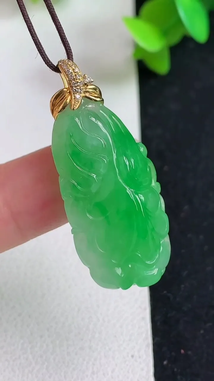 天然A货翡翠白菜吊坠，尺寸31-15.5-8，重量:6.94g
5月21日