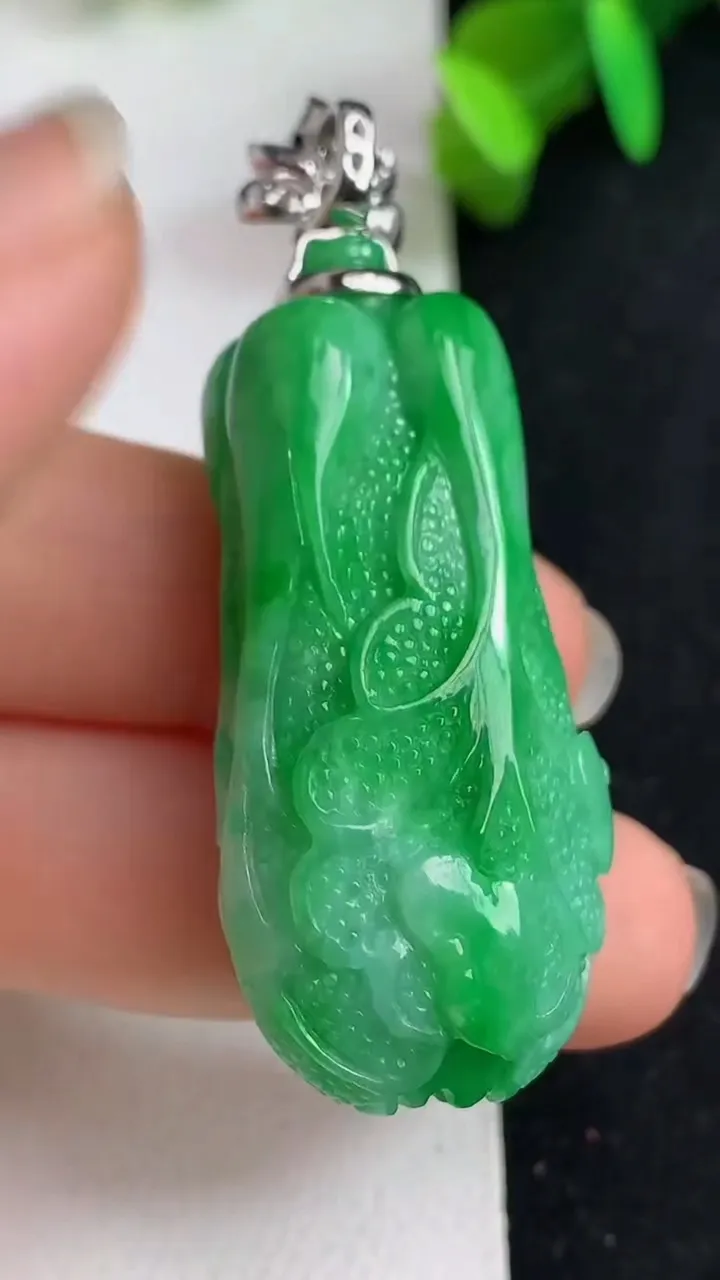 天然A货翡翠白菜吊坠，尺寸42.6-20.4-13.5，重量:22.97g
5月21日