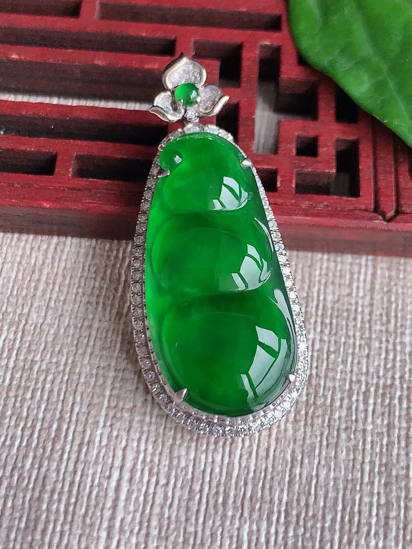 天然A货翡翠18K金伴满绿四季豆福豆平安豆吊坠尺寸39.8×16.7×8裸石28.5×13.7m量5.15g 0518