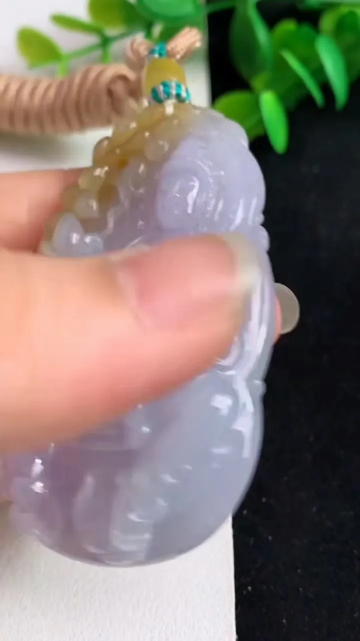 天然A货翡翠双彩大势至观音菩萨吊坠，尺寸67.2-37.7-10，重量:55.40g
5月21日