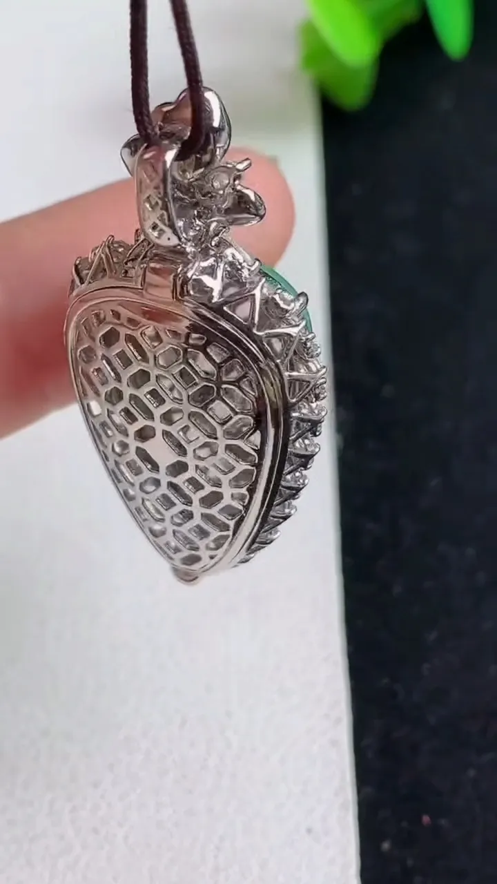 天然A货翡翠金枝玉叶 叶子吊坠，尺寸35-18-10.2，裸石22-13.7，重量:6.61g
5月21日