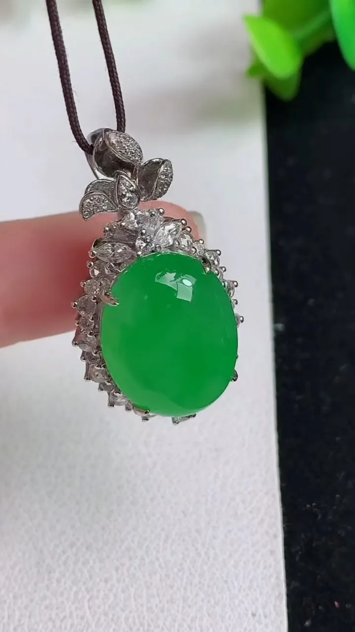天然A货翡翠蛋面吊坠，尺寸32.6-18.2-13，裸石17.7-13.7，重量:9.35g
5月21日