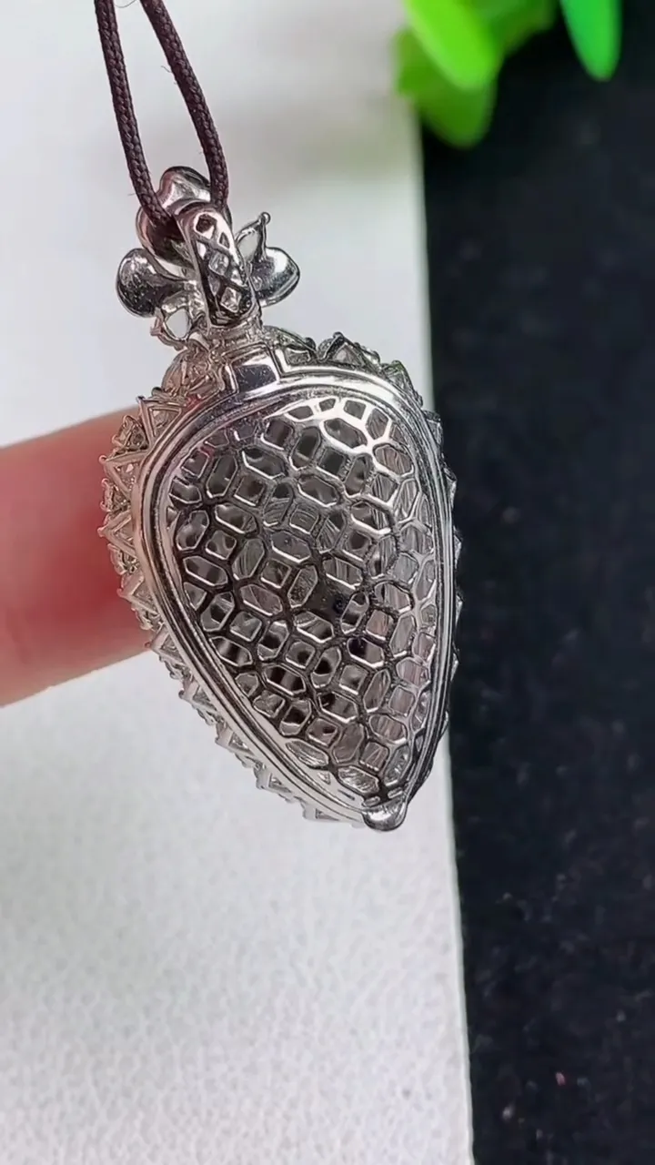 天然A货翡翠金枝玉叶 叶子吊坠，尺寸35-18-10.2，裸石22-13.7，重量:6.61g
5月21日