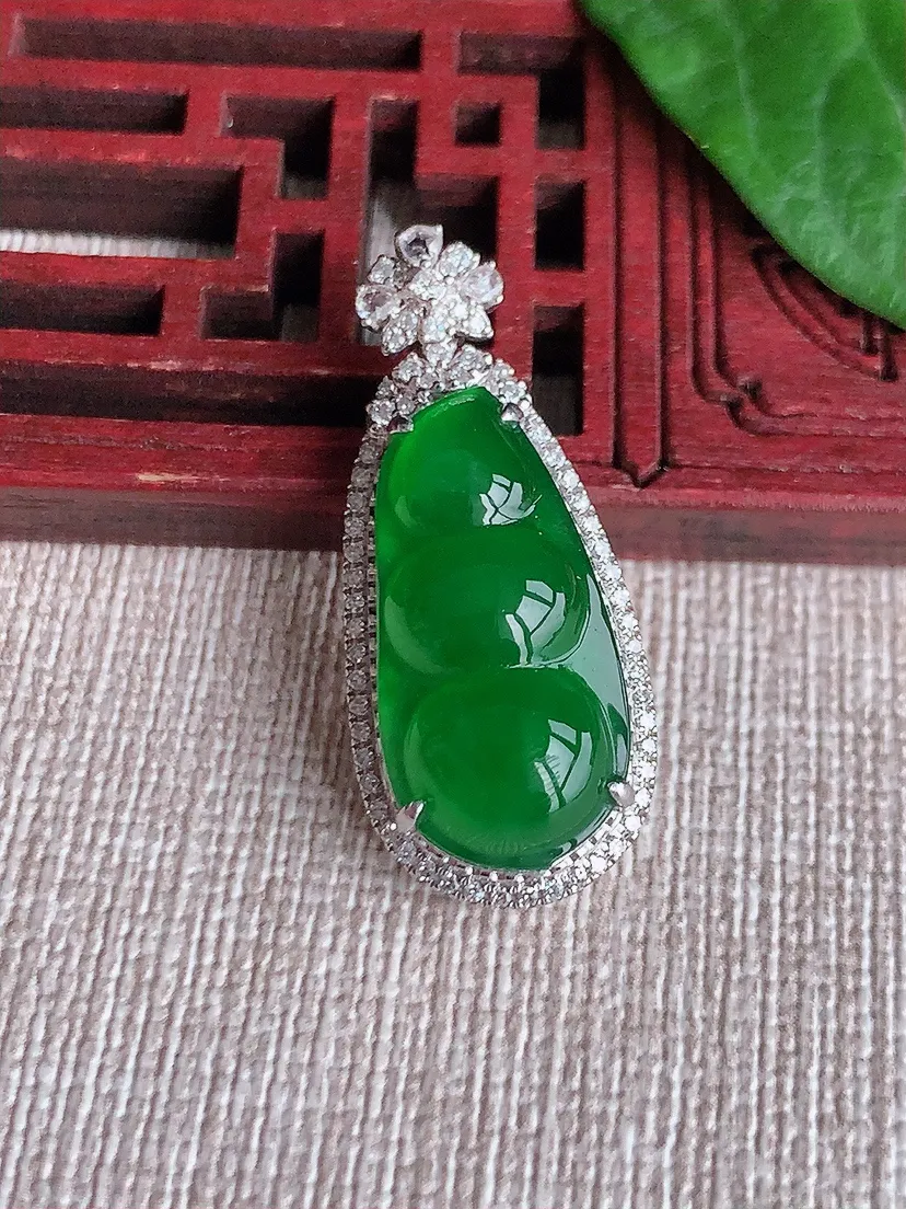 天然A货翡翠18K金伴满绿四季豆福豆平安豆吊坠尺寸32×13.6×9.3裸石22×11m量4.60g 0518