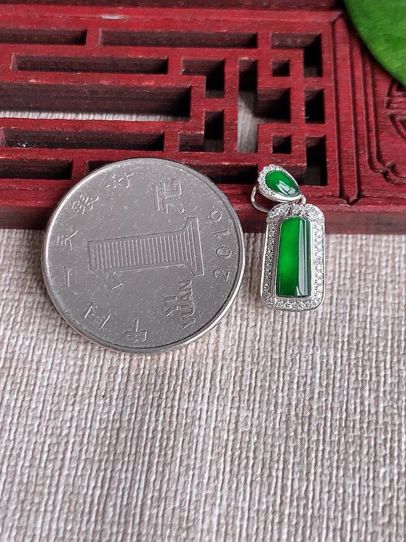 天然A货翡翠18K金伴满绿无事牌吊坠尺寸18.8×7.5×4.5裸石9.8×4.6m量1.38g 0520