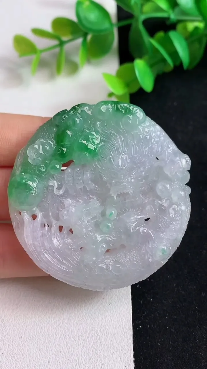 天然A货翡翠望子成龙吊坠，尺寸53.8-10.6，重量:52.40g
5月21日