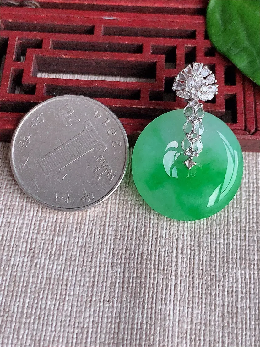 天然A货翡翠18K金伴飘阳绿平安扣吊坠尺寸32.5×22.6×5.8m量8.00g 0518
