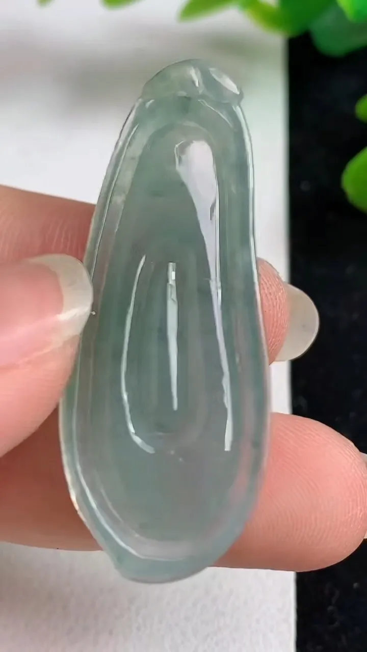 天然A货翡翠福瓜吊坠，尺寸43-17-6.3，重:6.82g
5月21日