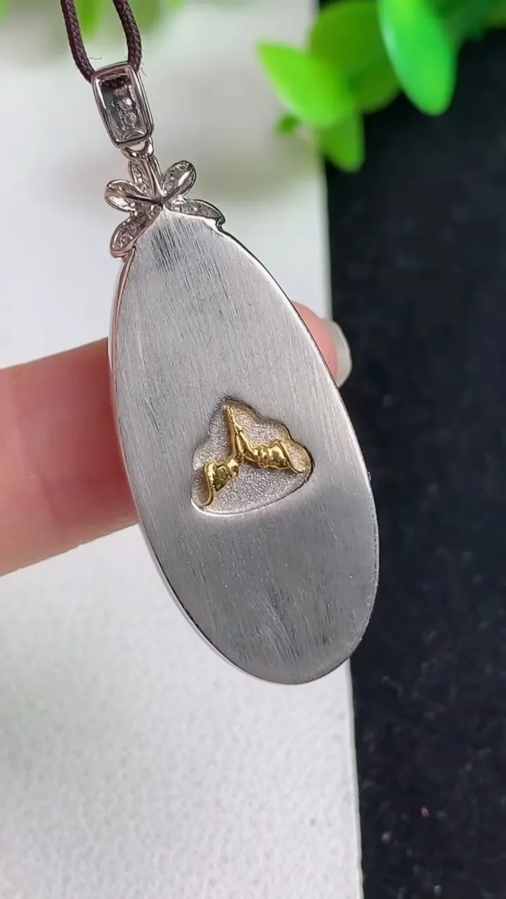 天然A货翡翠无事牌吊坠，尺寸41.4-15.4-4，裸石29.8-13.8，重量:5.75g
5月21日