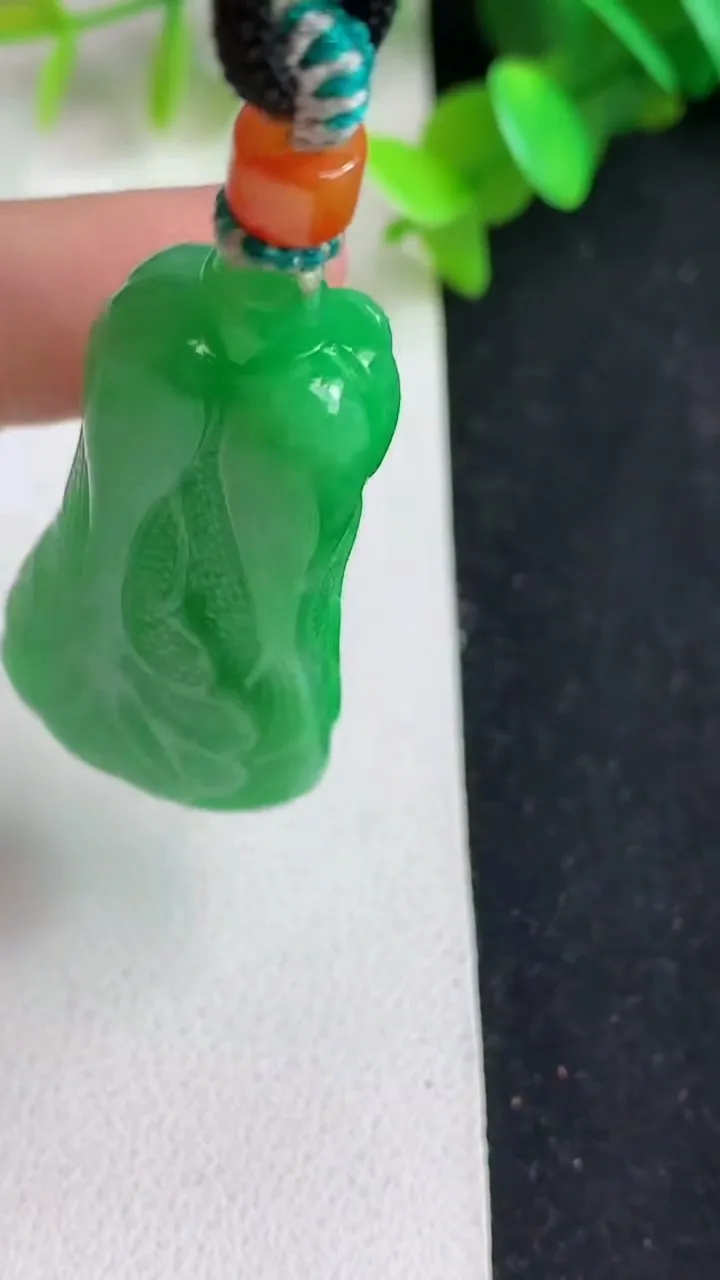 天然A货翡翠白菜吊坠，尺寸48.5-23.5-12，重量:26.48g
5月21日