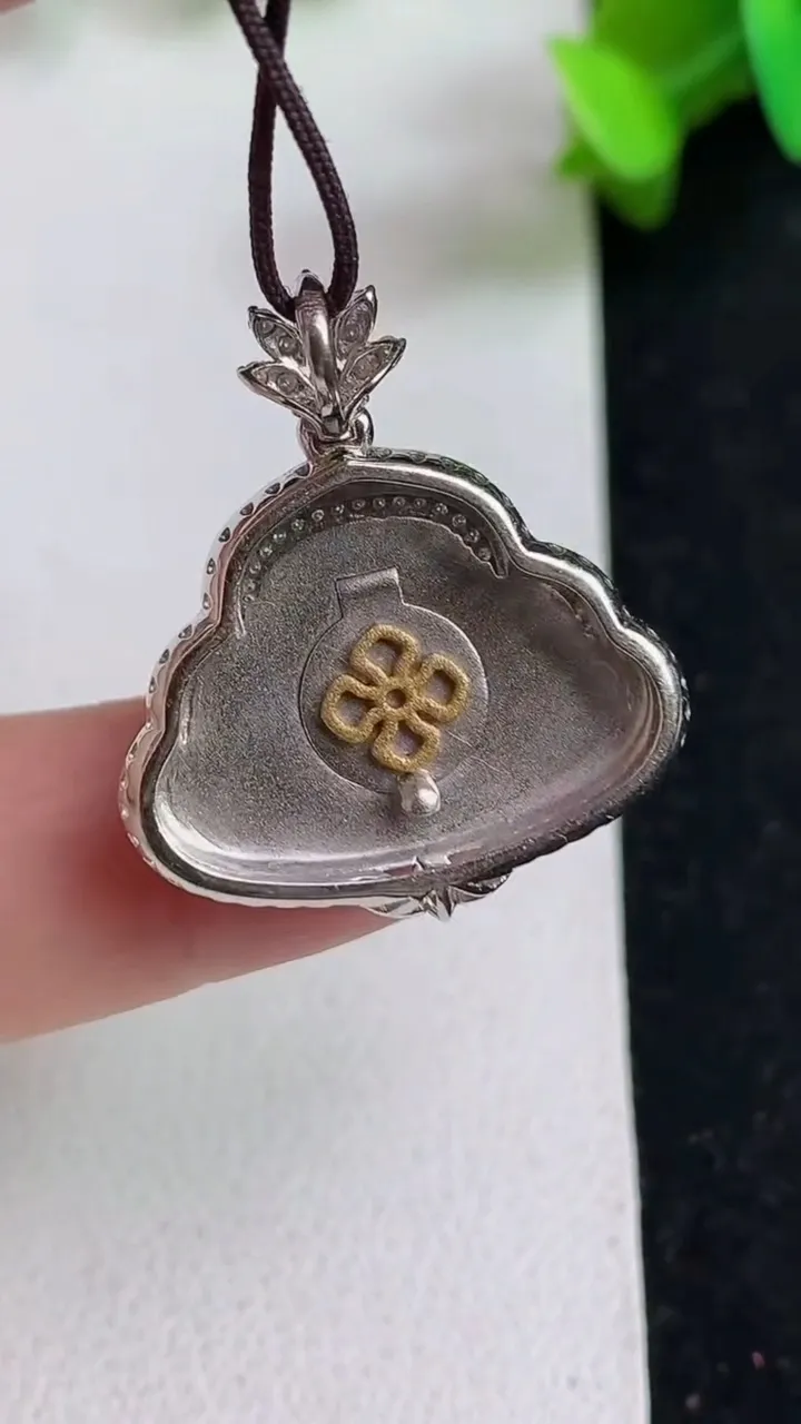 天然A货翡翠佛公吊坠，尺寸26.7-23.3-7.3，裸石13.4-19.2，重量:4.35g
5月21日