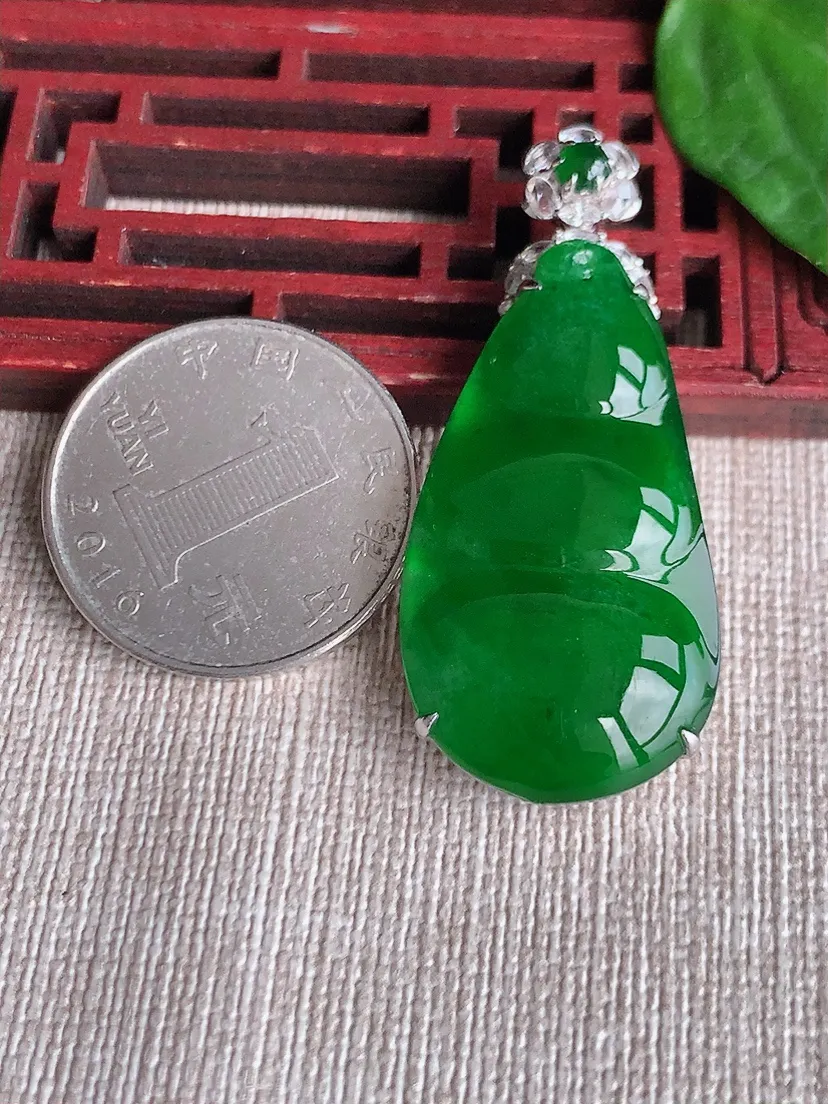 天然A货翡翠18K金伴满绿四季豆福豆平安豆吊坠尺寸46.8×37×20×7.8m量7.97g 0518