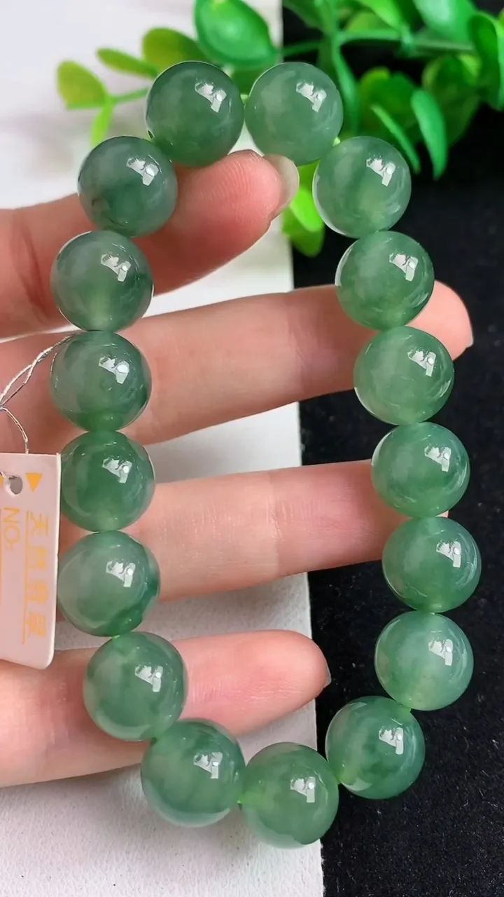 天然A货翡翠圆珠手串17颗，尺寸11.8，重量:50.50g5月21日
工厂直销收藏佳品,种好水足，