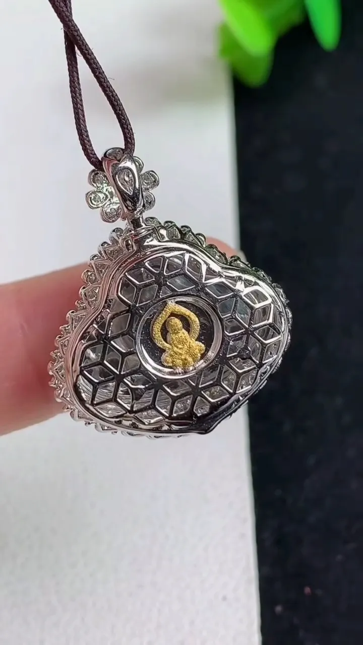 天然A货翡翠佛公吊坠，尺寸26-22-10.6，裸石13.6-19.4，重量:5.50g
5月21日