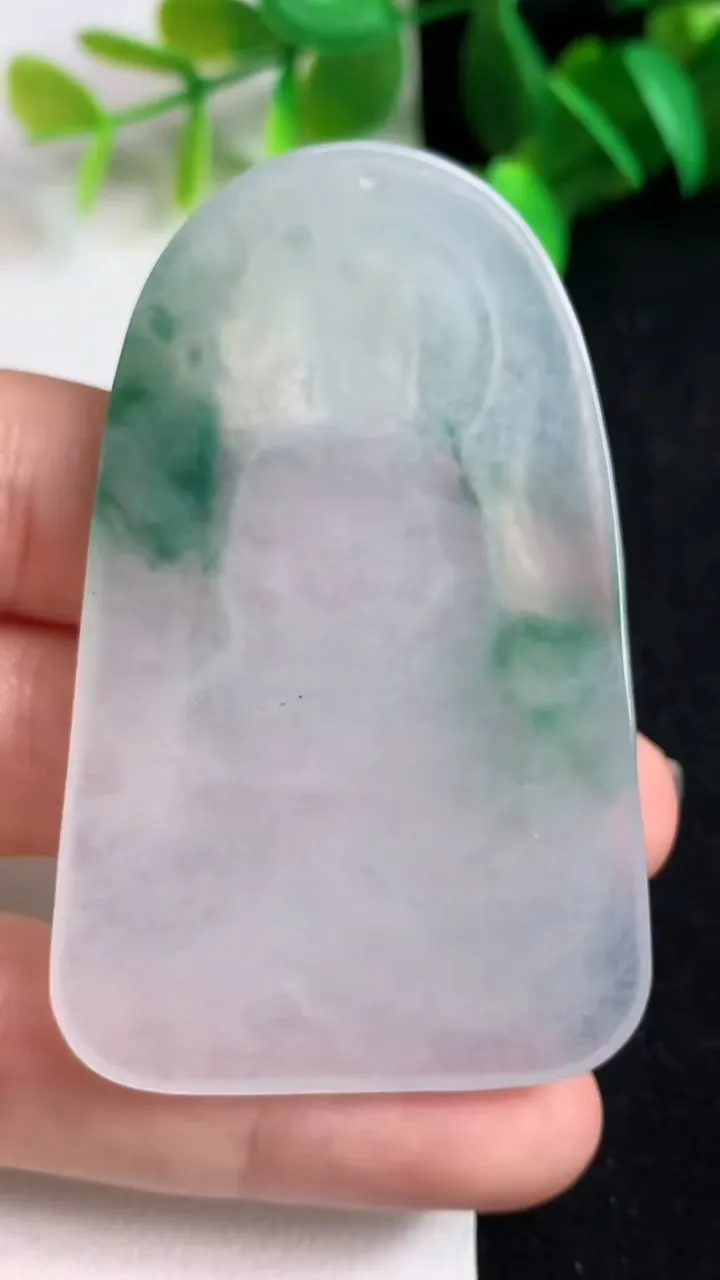 天然A货翡翠飘花祥龙大日如来吊坠，尺寸61.3-38.5-5，重量:28.23g
5月21日
