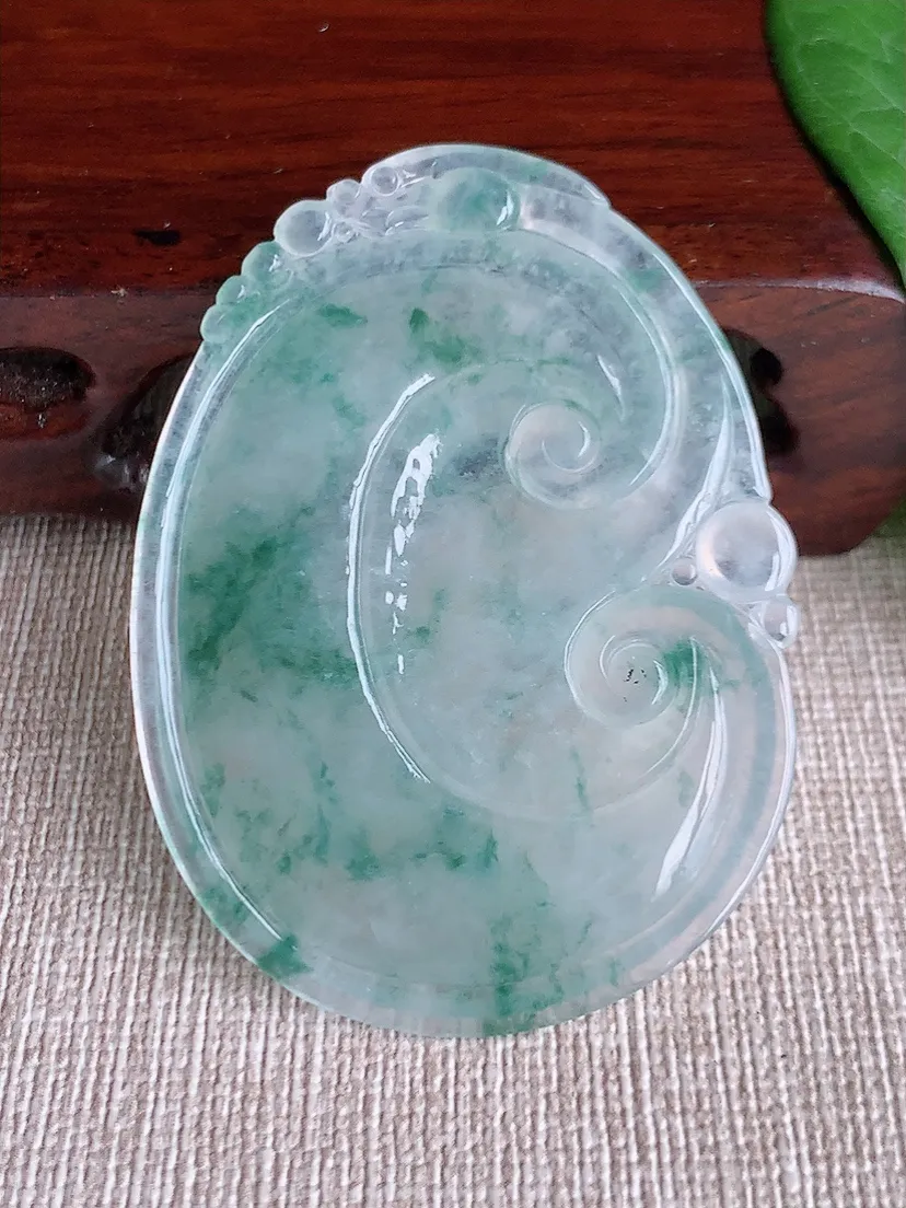 a货翡翠老坑冰种飘花大如意吊坠  尺寸52.8×39.2×4.7mm 重量17.19g 0520