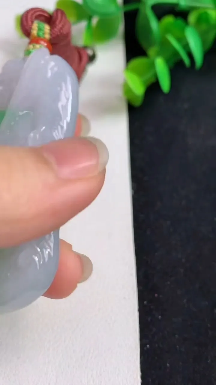 天然A货翡翠虚空藏观音菩萨吊坠，尺寸60-36.3-12.3，重量:65.37g
5月21日