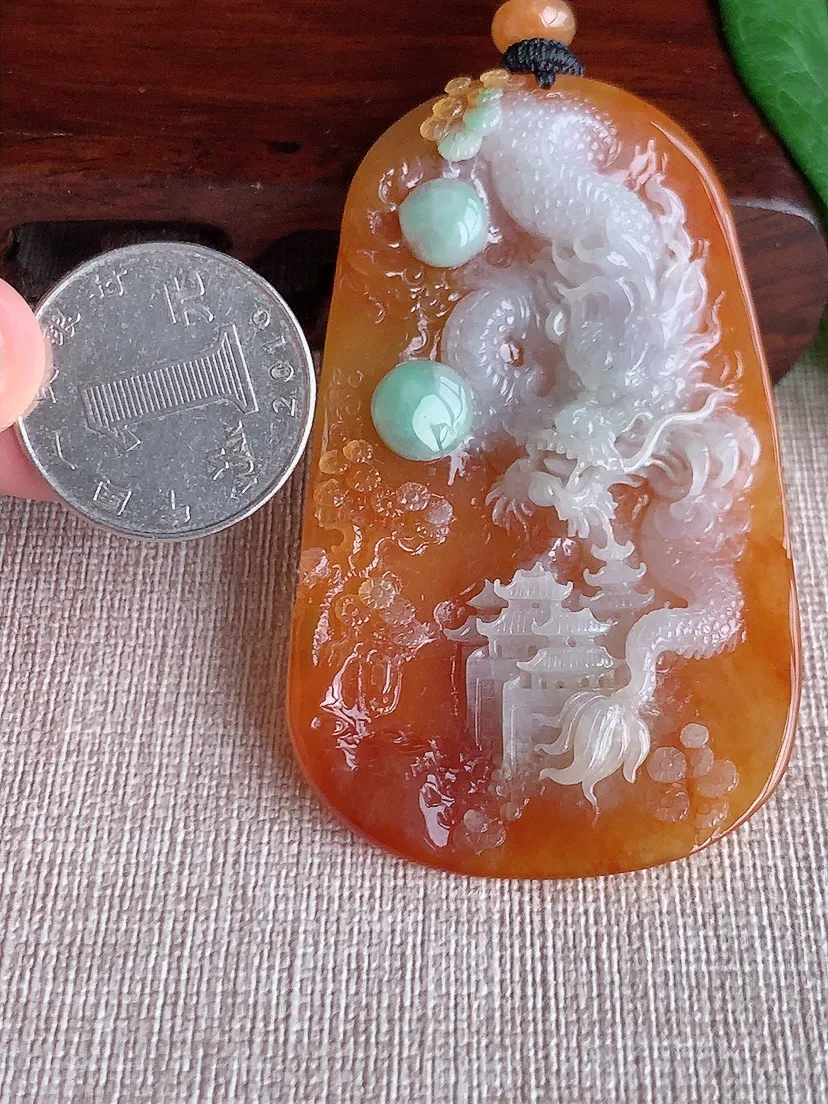 天然A货翡翠黄加绿双彩龙牌吊坠 尺寸67.5×41×9m量40.75g 0518