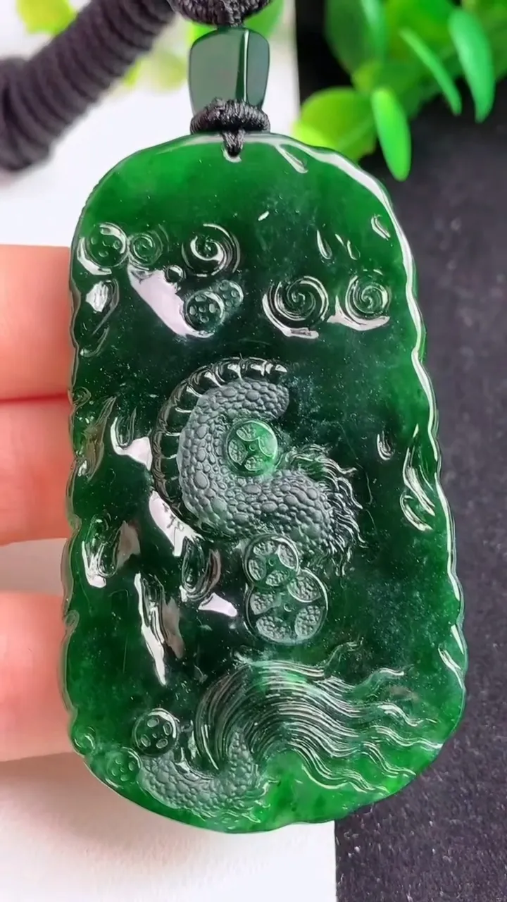 天然A货翡翠老蓝水龙牌吊坠，尺寸66.6-38-6.4，重量:44.00g
5月21日