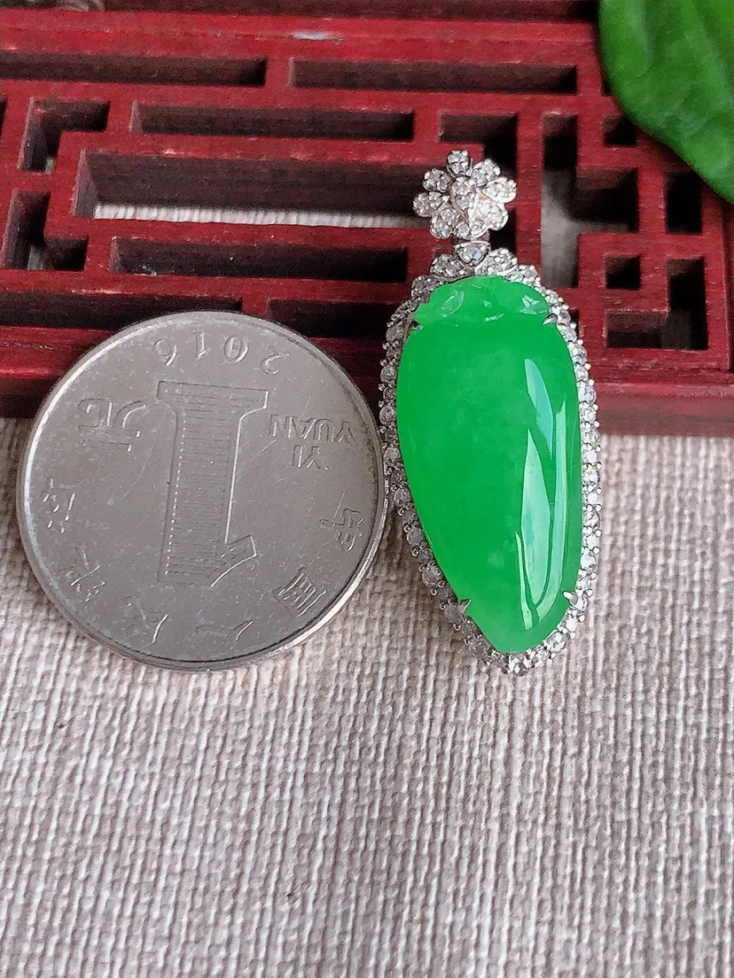 天然A货翡翠18K金伴阳绿福瓜吊坠 尺寸34.8×14.2×11.3裸石24×11.5m量6.43g 0518