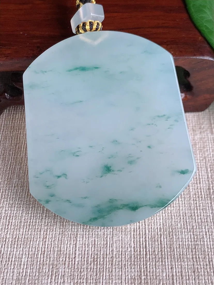 天然A货翡翠飘花无事牌吊坠尺寸57×47.3×6.5m量54.70g 0518