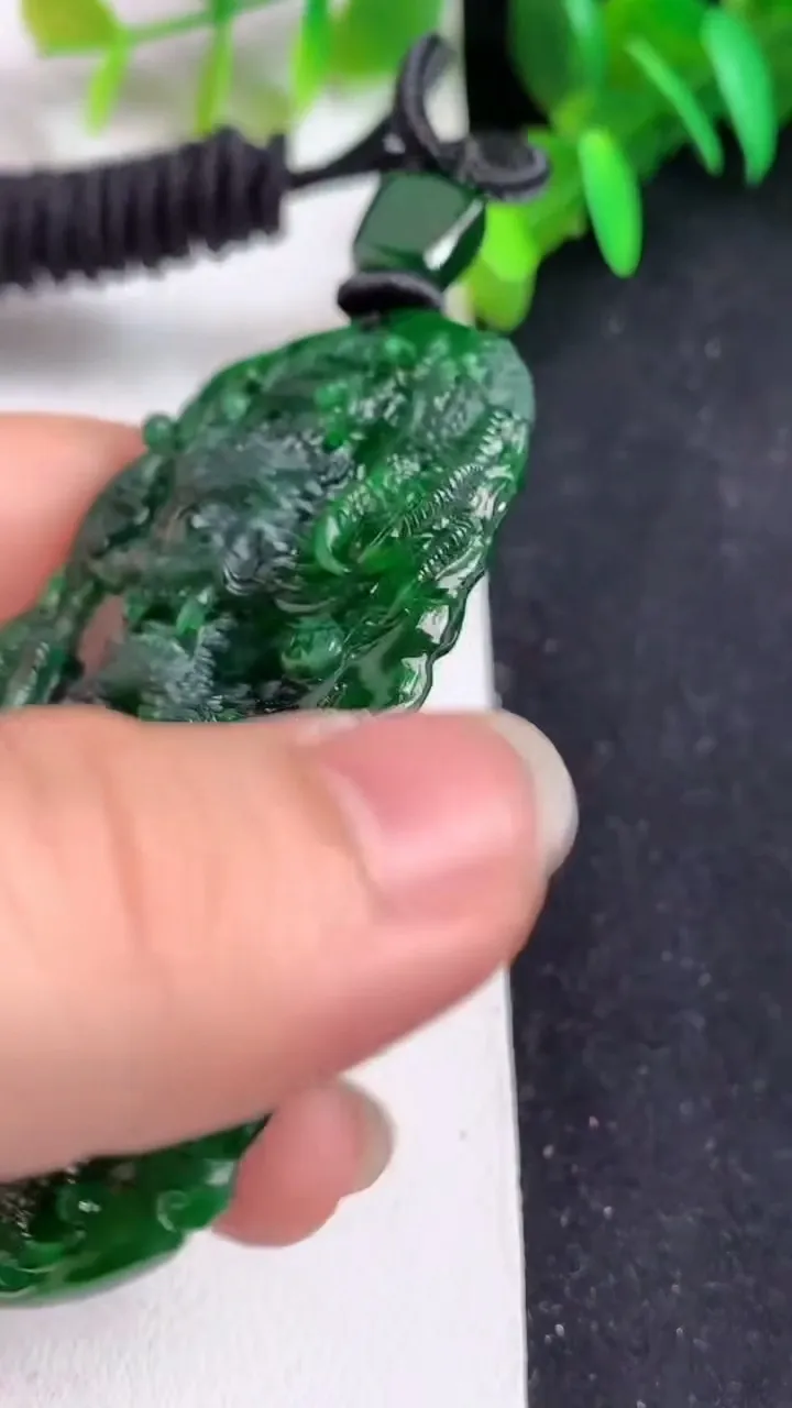 天然A货翡翠老蓝水龙牌吊坠，尺寸66.6-38-6.4，重量:44.00g
5月21日