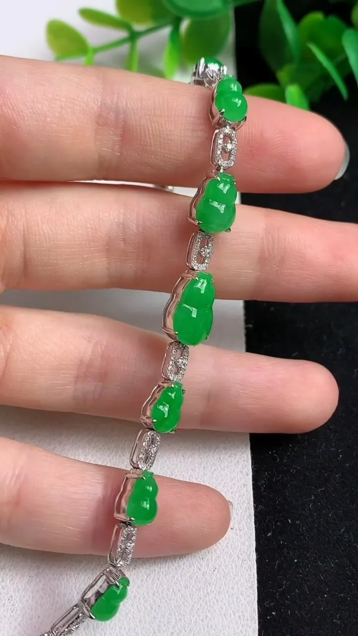 天然A货翡翠葫芦手链，尺寸11.4-7.6，重量:8.86g
5月21日