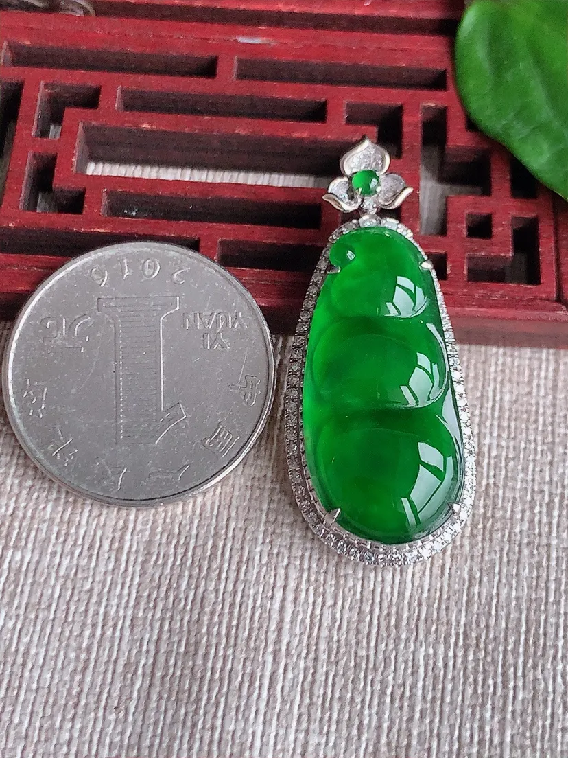 天然A货翡翠18K金伴满绿四季豆福豆平安豆吊坠尺寸39.8×16.7×8裸石28.5×13.7m量5.15g 0518