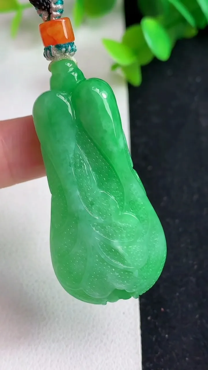 天然A货翡翠白菜吊坠，尺寸48.5-23.5-12，重量:26.48g
5月21日