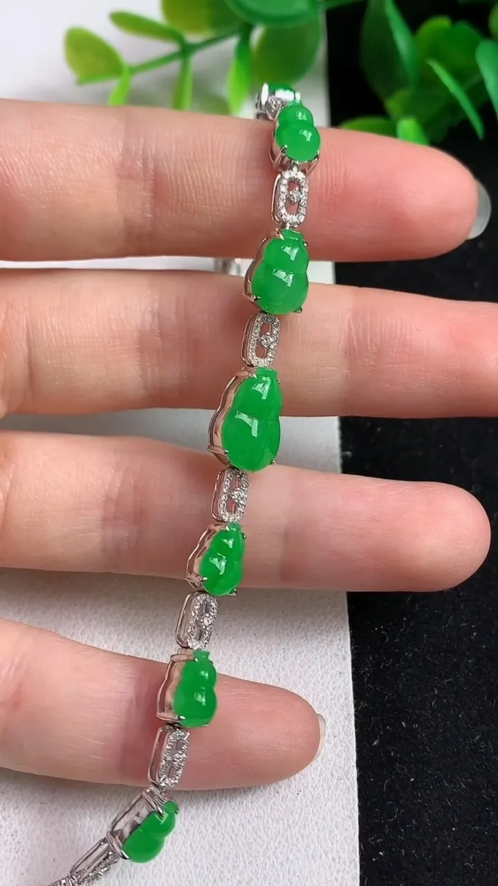 天然A货翡翠葫芦手链，尺寸11.4-7.6，重量:8.86g
5月21日