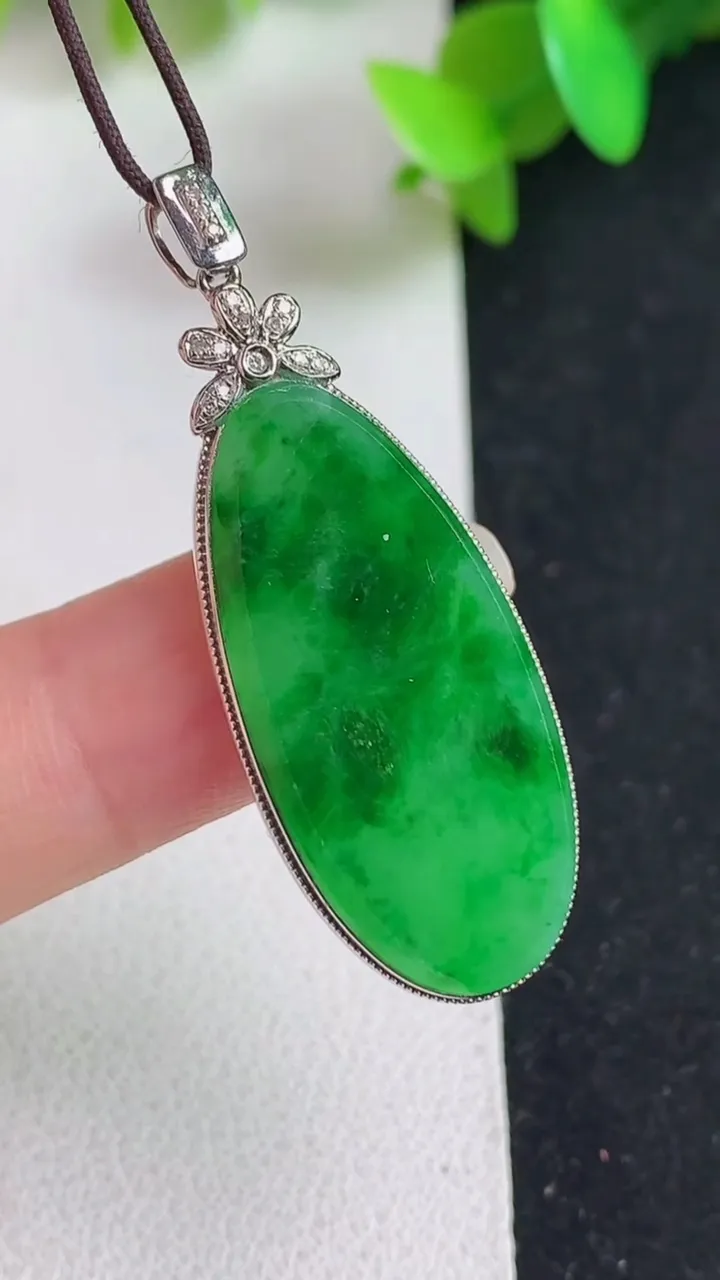 天然A货翡翠无事牌吊坠，尺寸41.4-15.4-4，裸石29.8-13.8，重量:5.75g
5月21日