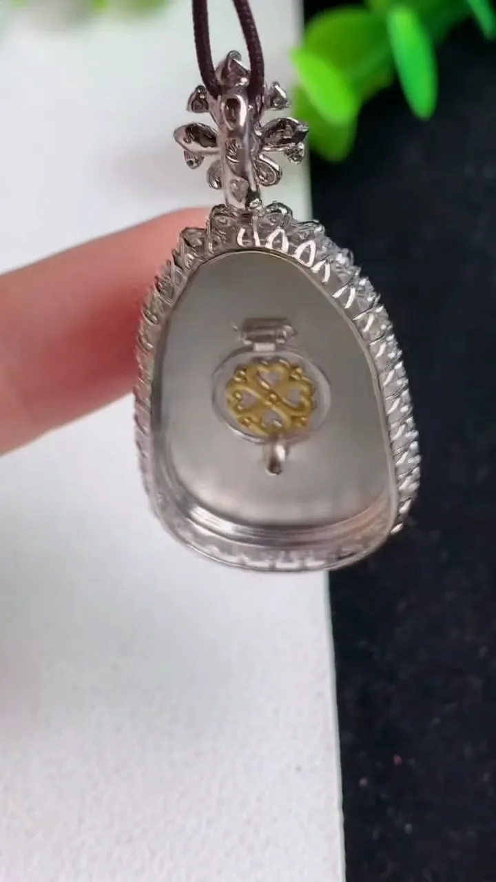 天然A货翡翠k金紫罗兰如意吊坠，尺寸44-22.2-9.7，裸石29.4-19，重量:9.80g
5月21日