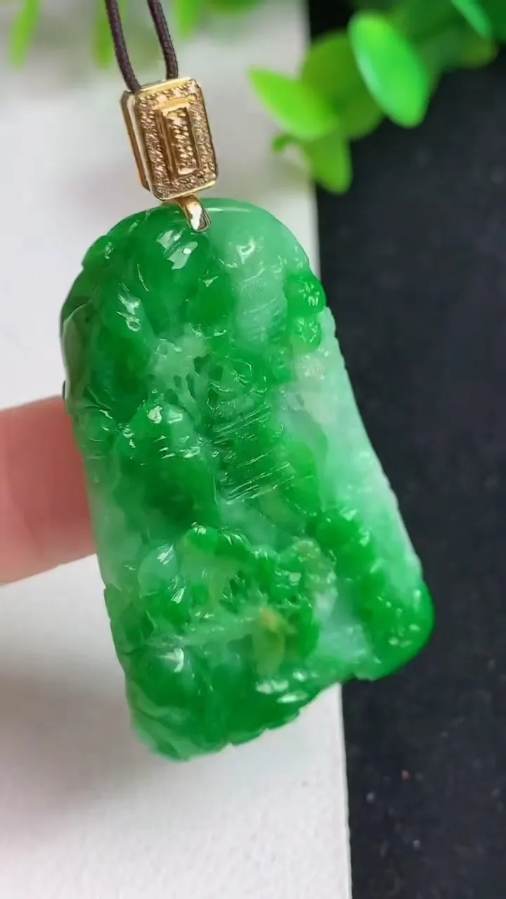 天然A货翡翠山水牌吊坠，尺寸44-26.8-5.7，重量:15.00g
5月21日