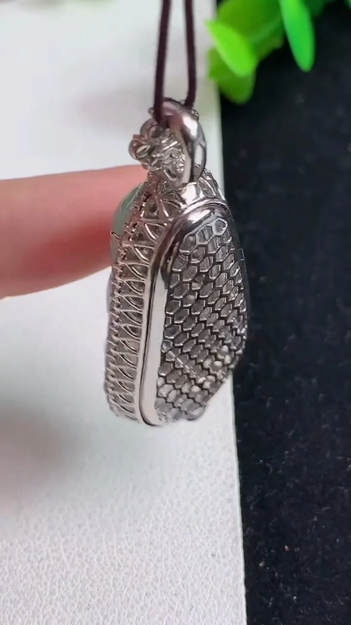 天然A货翡翠飘花福豆吊坠，尺寸46-20.4-13.4，裸石31.4-15.7，重量:12.06g
5月21日