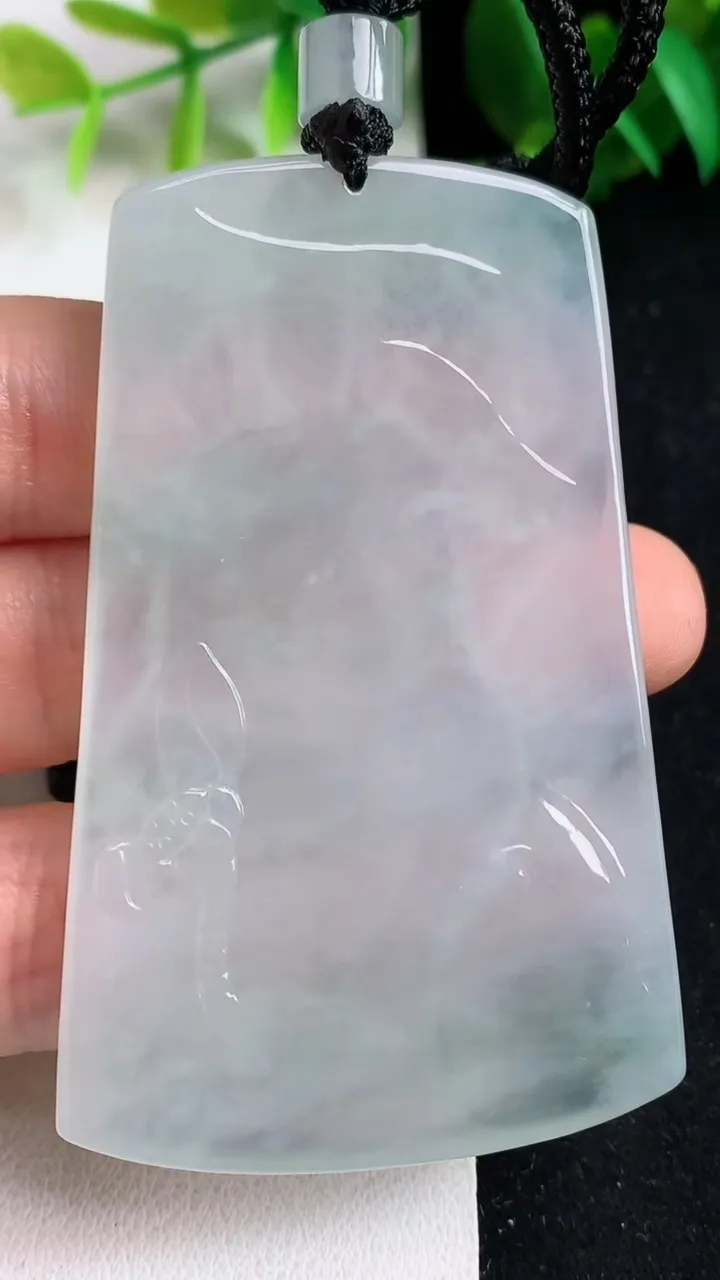 天然A货翡翠大势至观音菩萨吊坠，尺寸65.8-41-5.5，重量:39.33g
5月21日