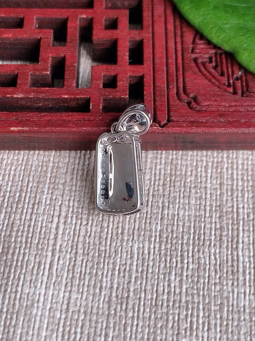天然A货翡翠18K金伴满绿无事牌吊坠尺寸18.8×7.5×4.5裸石9.8×4.6m量1.38g 0