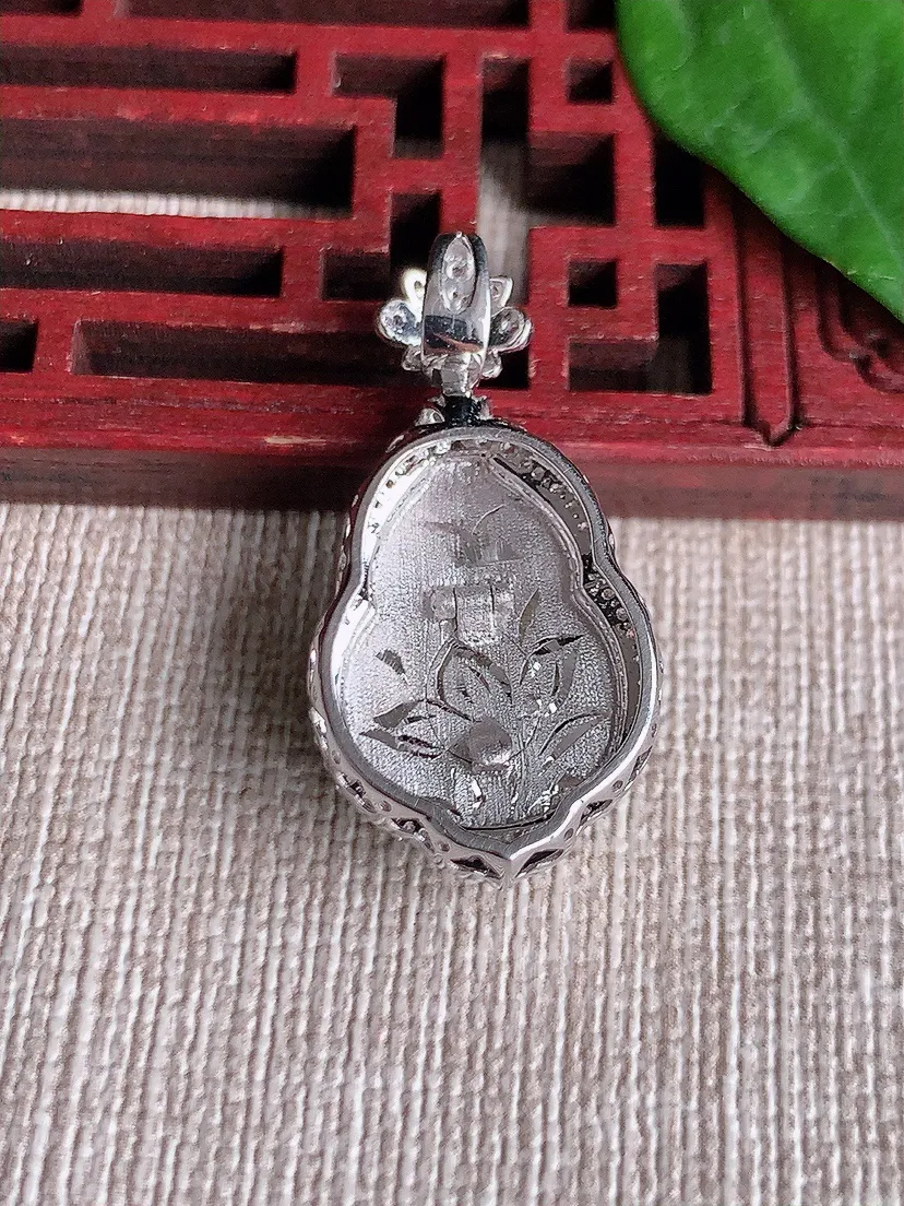 天然A货翡翠18K金伴满绿葫芦吊坠尺寸31×15.6×9.3裸石17.6×12.7m量4.37g 0