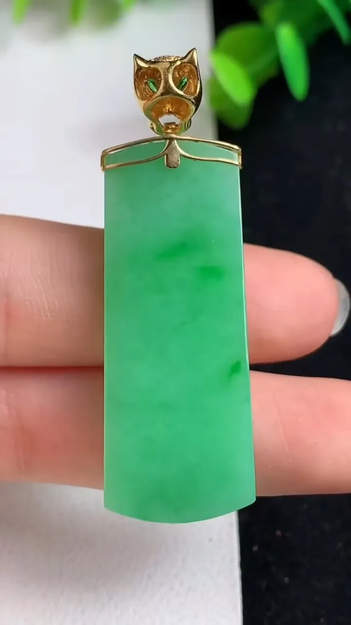 天然A货翡翠无事牌吊坠，尺寸40-15.6-6.8，重量:11.73g
5月21日