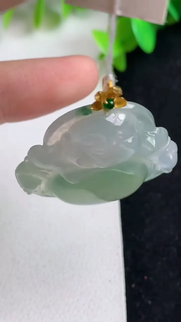 天然A货翡翠佛公吊坠，尺寸30.5-33.3-6.2，重量:9.55g
5月21日
