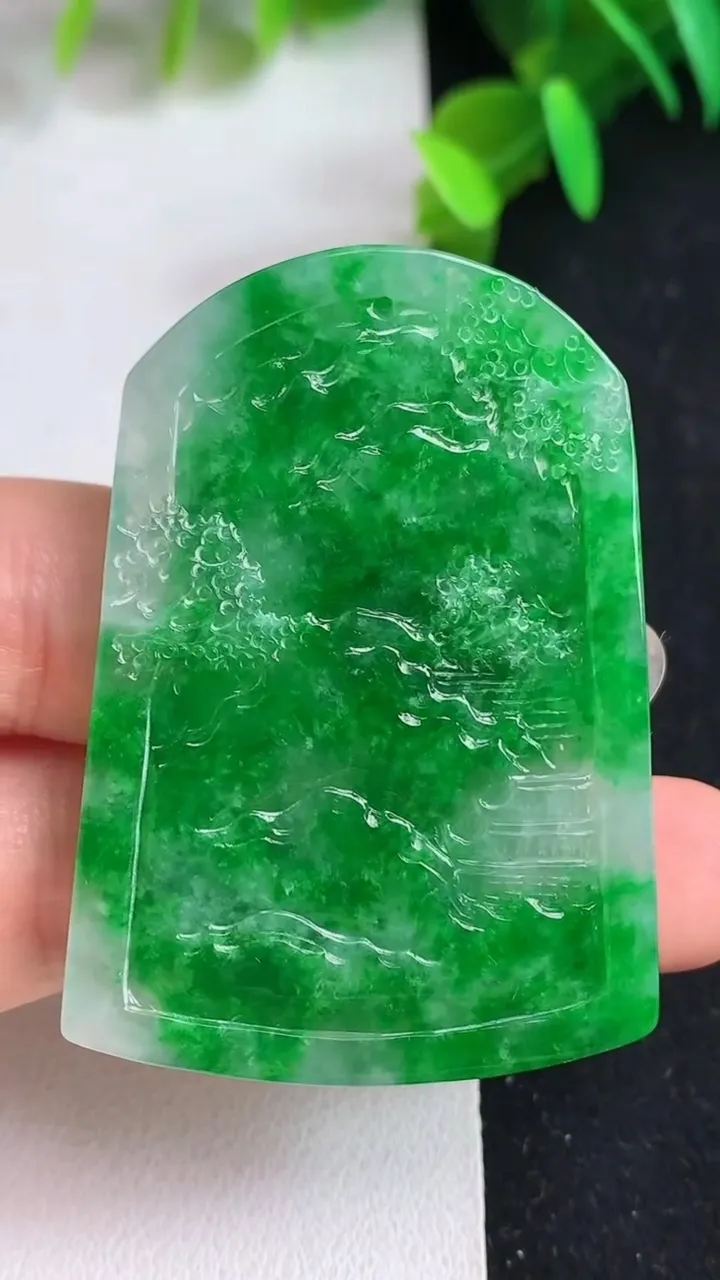 天然A货翡翠山水牌吊坠，尺寸50.7-36.3-5，重量:21.75g
5月21日