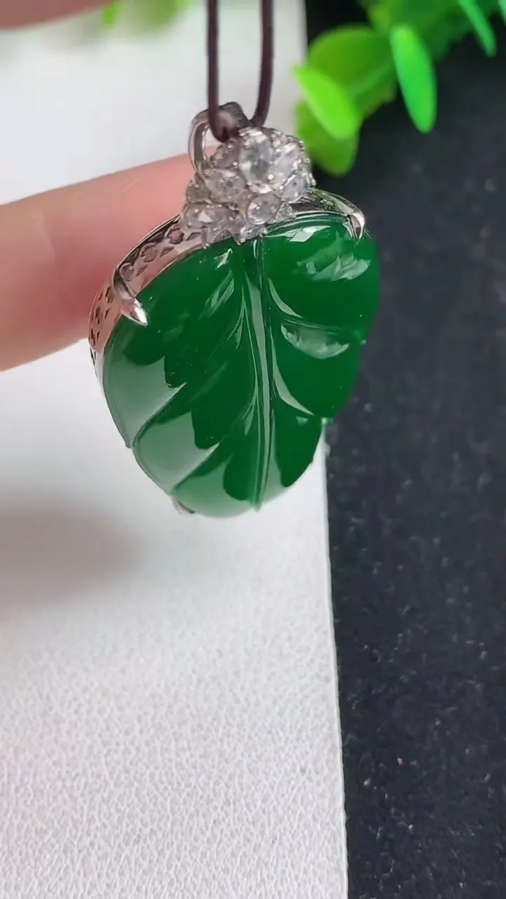 天然A货翡翠金枝玉叶 叶子吊坠，尺寸36.8-25.7-11.3，重量:15.04g
5月21日