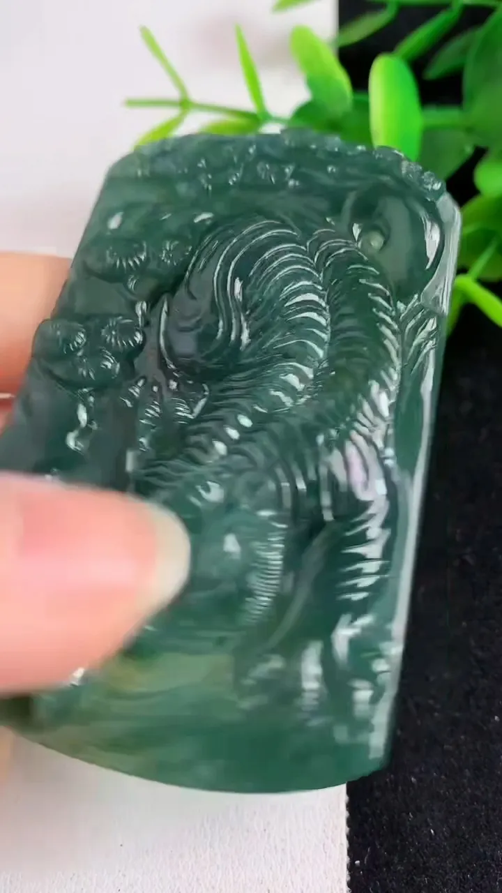 天然A货翡翠蓝水生肖虎吊坠，尺寸69.1-45.8-6.4，重:39.57g
5月21日