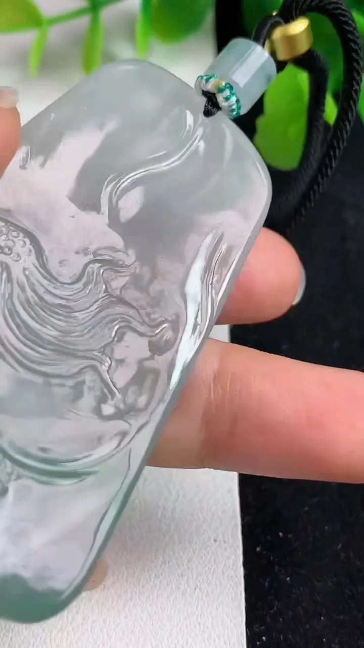 天然A货翡翠飘花祥龙虚空藏观音菩萨吊坠，尺寸65.8-39.2-7，重量:43.24g
5月21日