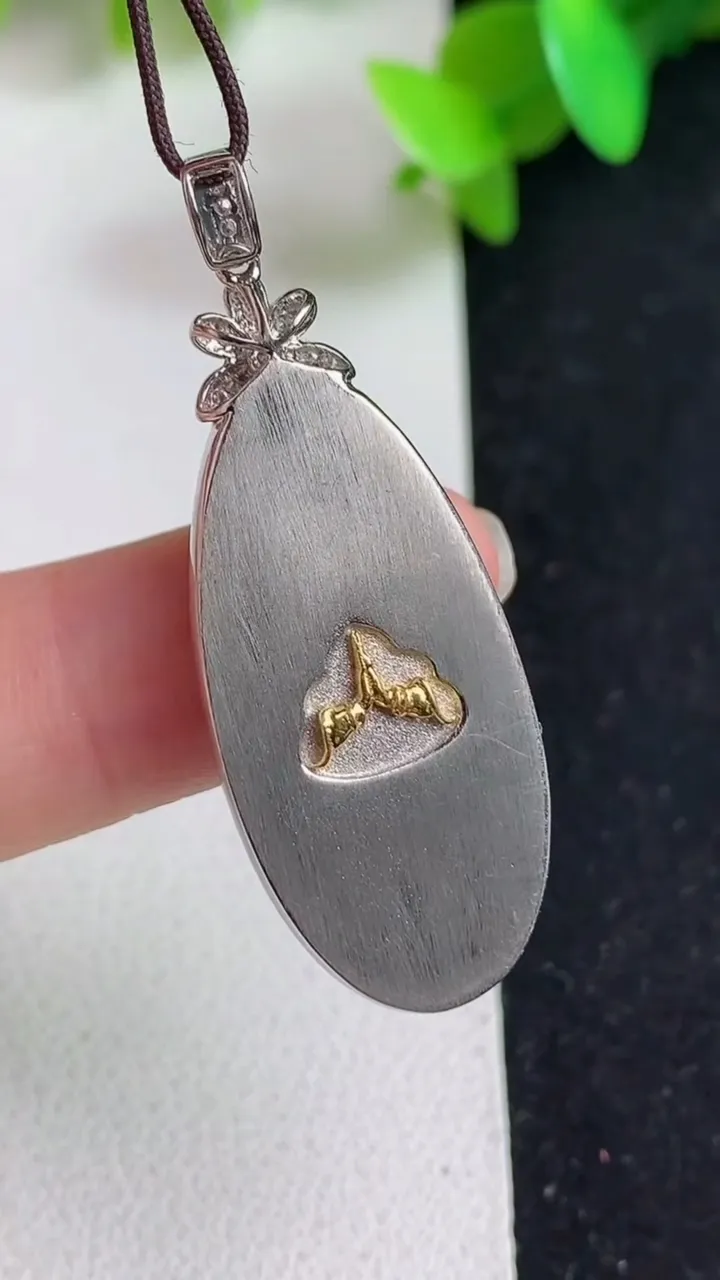 天然A货翡翠无事牌吊坠，尺寸41.4-15.4-4，裸石29.8-13.8，重量:5.75g
5月21日